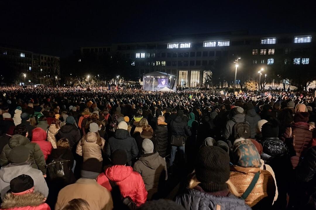 FOTO: Na protesty opozície prišli tisícky ľudí, ktorí sú proti rušeniu prokuratúry, foto 4