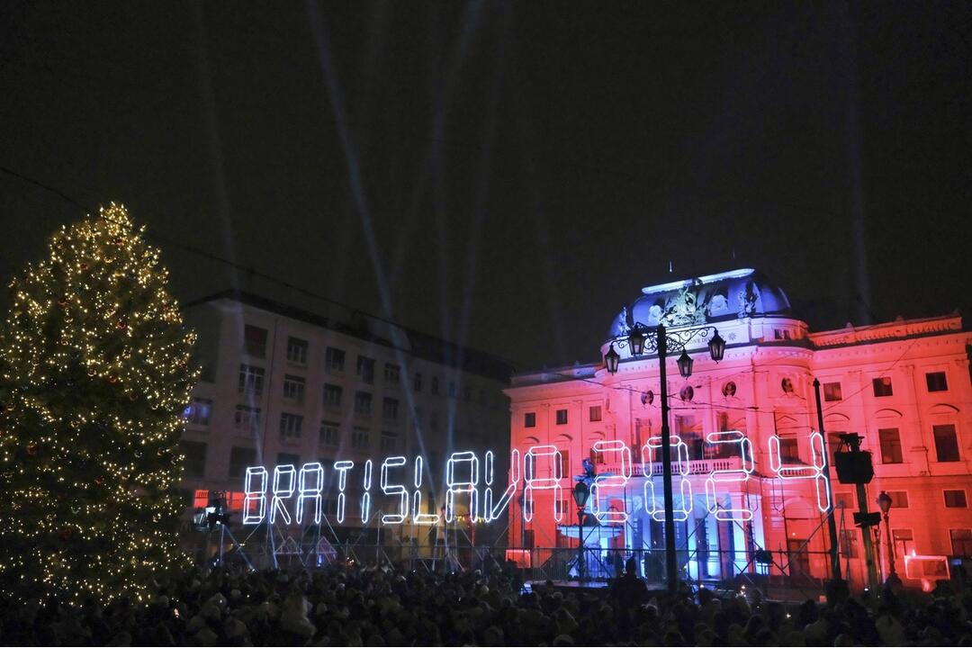 FOTO: Ako vyzerala oslava Nového roka v Bratislave? Pozrite si fotky z Hviezdoslavovho námestia, foto 1