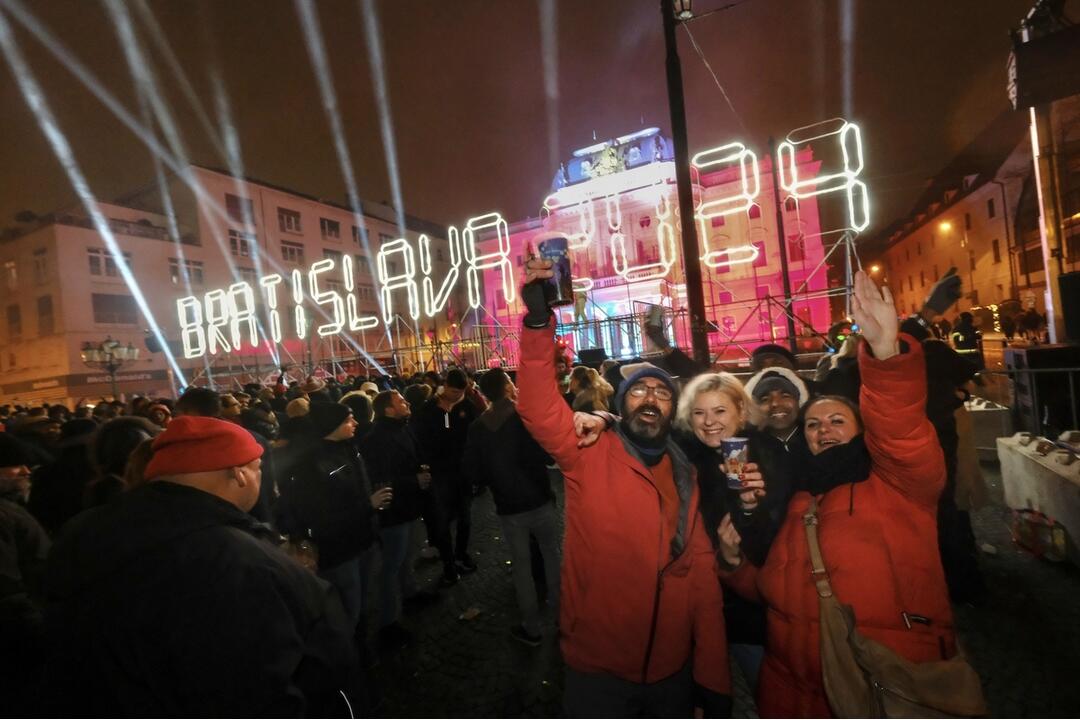 FOTO: Ako vyzerala oslava Nového roka v Bratislave? Pozrite si fotky z Hviezdoslavovho námestia, foto 4