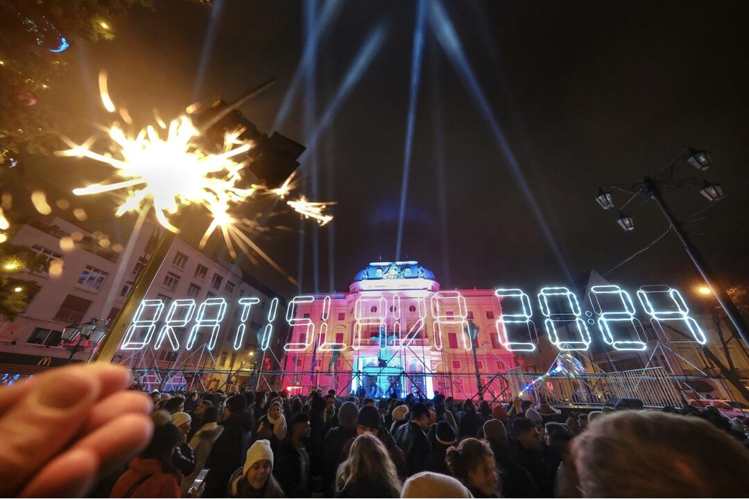 FOTO: Ako vyzerala oslava Nového roka v Bratislave? Pozrite si fotky z Hviezdoslavovho námestia, foto 5