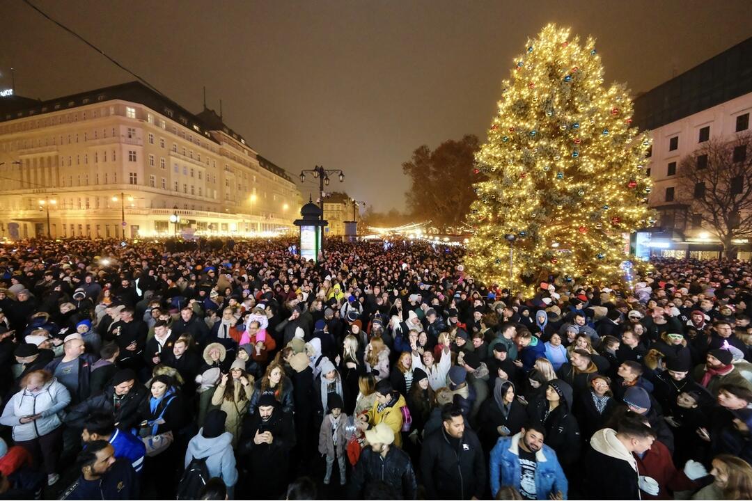 FOTO: Ako vyzerala oslava Nového roka v Bratislave? Pozrite si fotky z Hviezdoslavovho námestia, foto 8