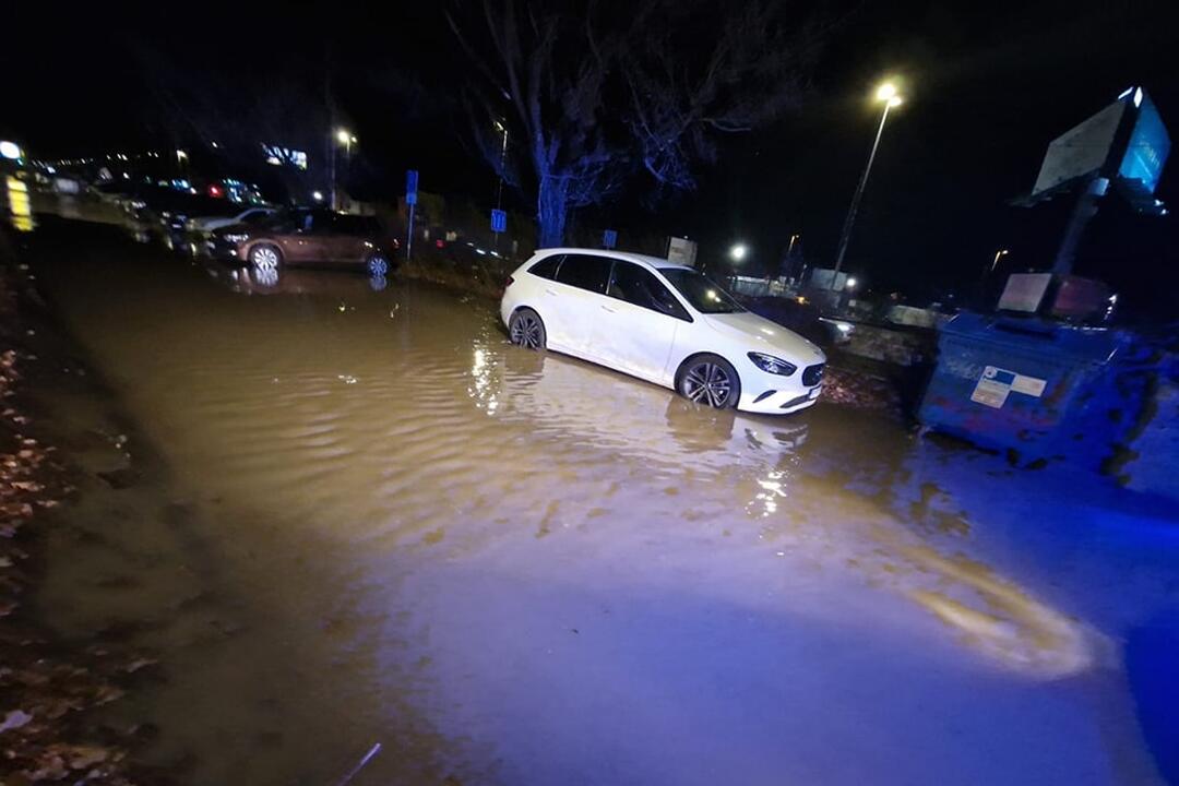 FOTO: Dobrovoľní hasiči z Rače zasahovali pri havárii vodovodu na Račianskej, foto 4