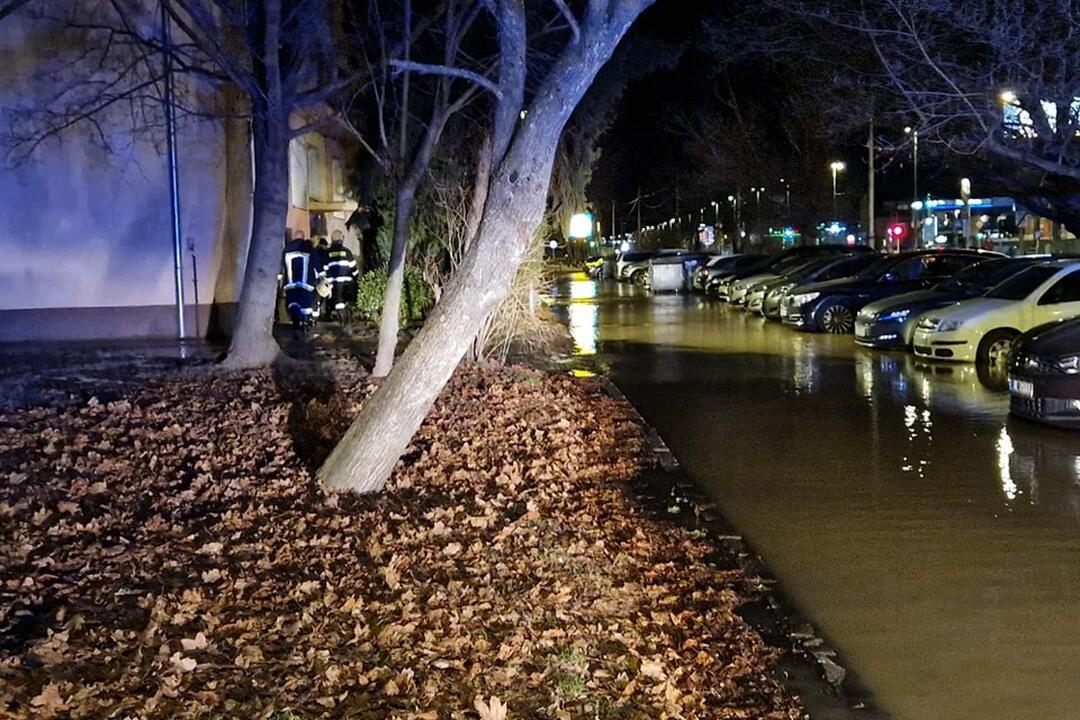 FOTO: Dobrovoľní hasiči z Rače zasahovali pri havárii vodovodu na Račianskej, foto 5