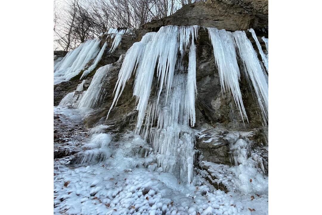 FOTO: Mráz vytvoril zaujímavý ľadový úkaz na potoku neďaleko Borinky, foto 4