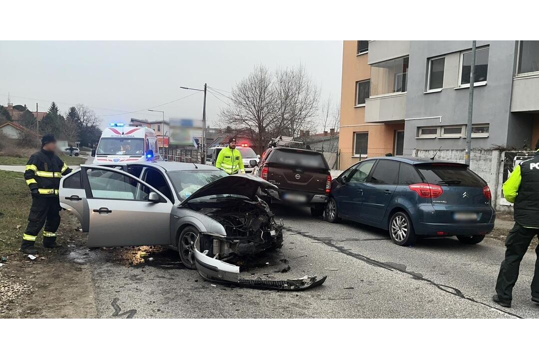 FOTO: V Senci na Pezinskej ulici sa zrazili tri autá, foto 2