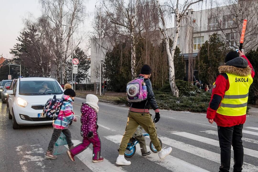 FOTO: Seniori v Malackách kontrolujú bezpečnosť na priechodoch pri školách, foto 1