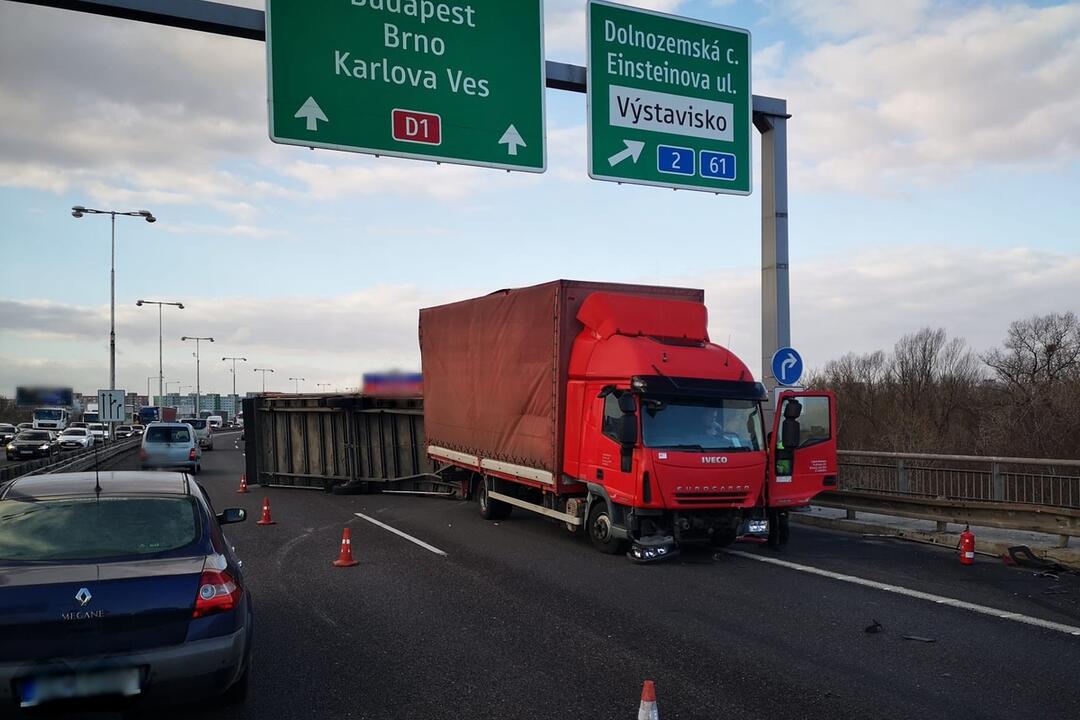 FOTO: Silný vietor prevrátil nákladiak na Prístavnom moste, úsek je neprejazdný, foto 1