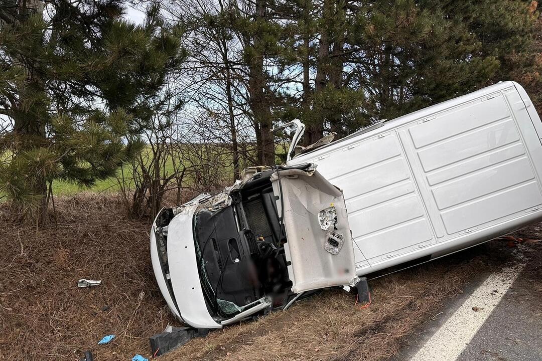 FOTO: Na D1 za Voderadmi smerom do Bratislavy havaroval mikrobus, foto 1