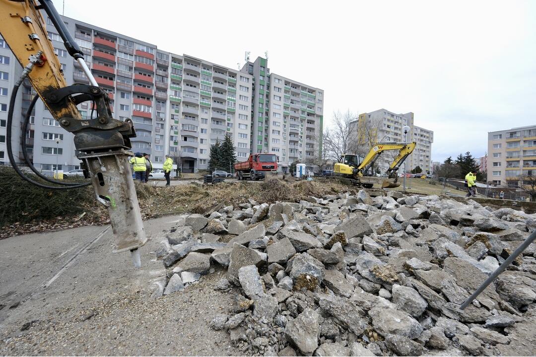 FOTO: V Karlovej Vsi už búrajú parkovisko na Ulici Ľudovíta Fullu, foto 2