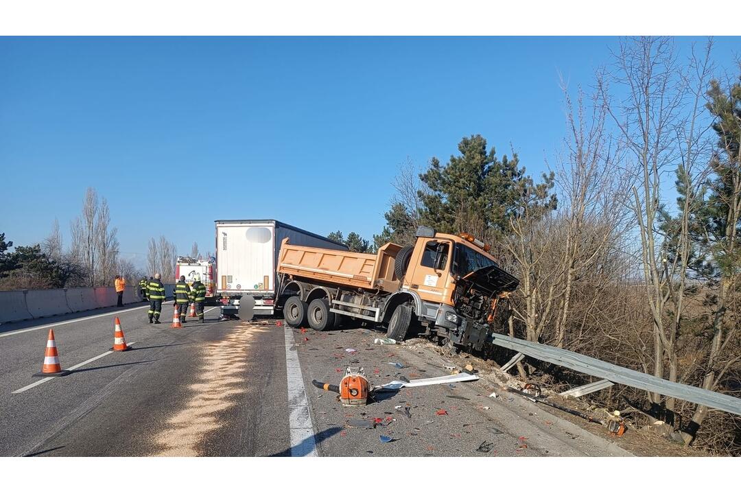 FOTO: Na diaľnica D1 pred Hlohovcom sa stala vážna nehoda, foto 2