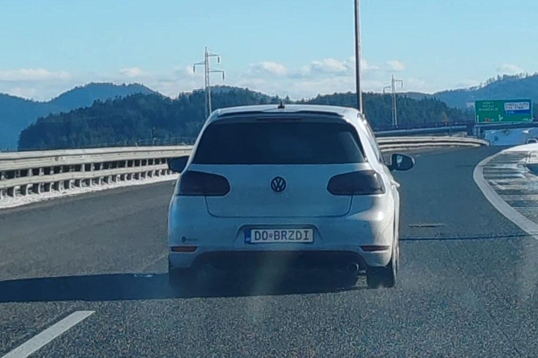 FOTO: Vodiči sú čoraz viac kreatívnejší so svojimi evidenčnými číslami. Tieto značky môžete stretnúť na cestách, foto 23