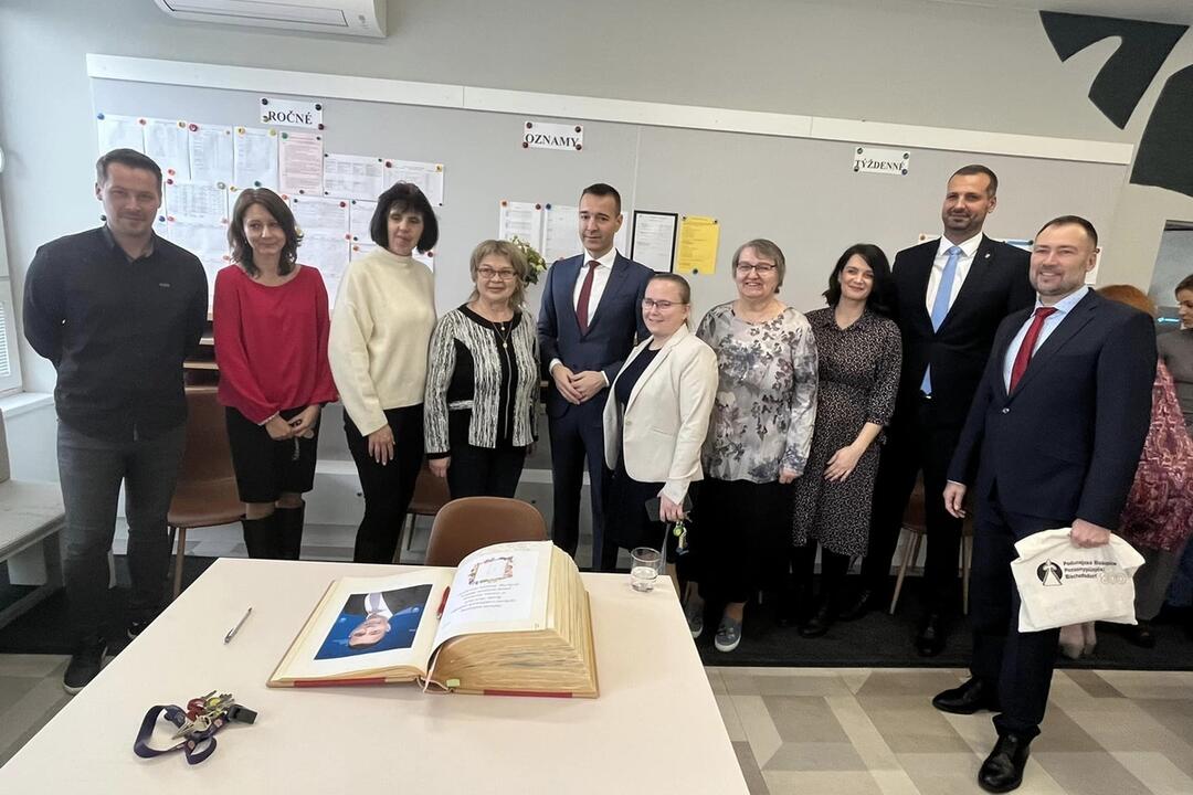 FOTO: Tomáš Drucker odovzdal polročné vysvedčenia v Podunajských Biskupiciach, foto 4