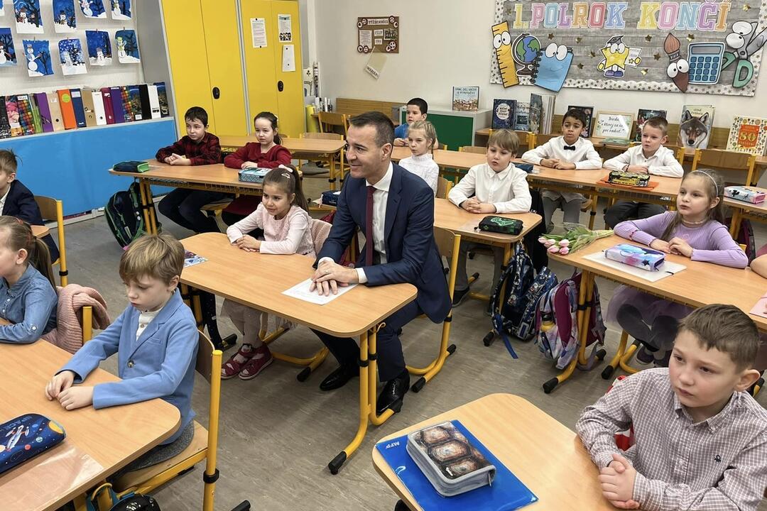 FOTO: Tomáš Drucker odovzdal polročné vysvedčenia v Podunajských Biskupiciach, foto 12