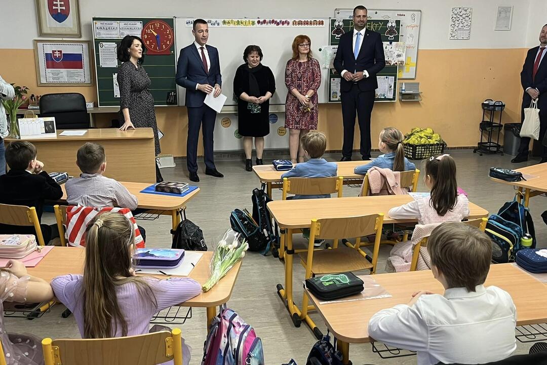 FOTO: Tomáš Drucker odovzdal polročné vysvedčenia v Podunajských Biskupiciach, foto 13