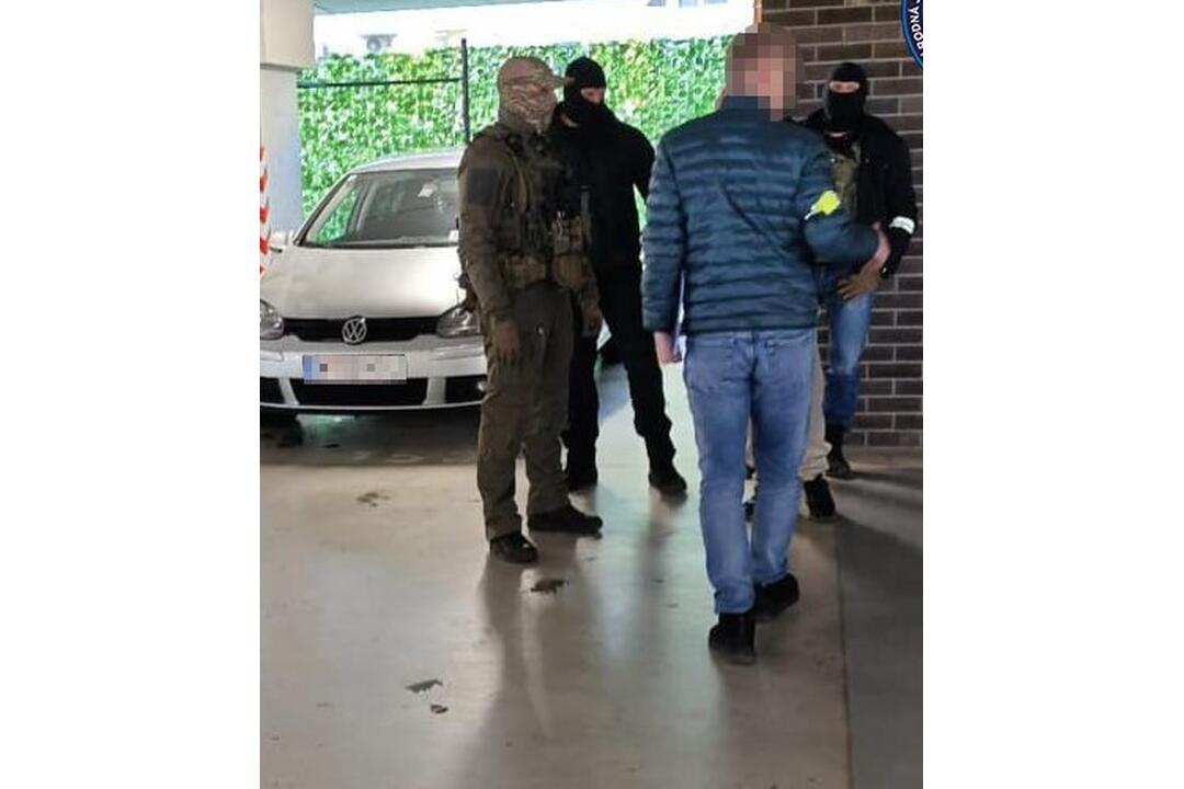 FOTO: Polícia zadržala mužov, ktorí predávali dievčatá na sex na západe Slovenska, foto 1