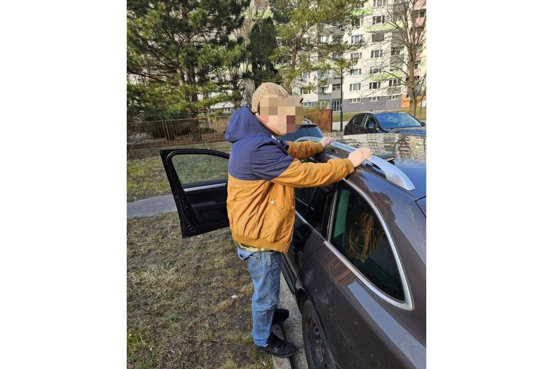 FOTO: Z letiska vo Viedni ukradli auto. Bratislavská polícia ich onedlho našla, foto 1