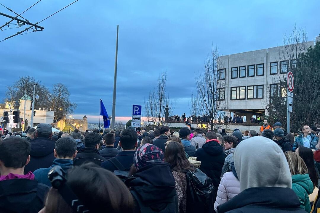 FOTO: Pred Národnou radou sa začal protivládny protest opozície, foto 1