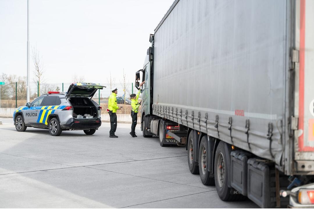 FOTO: Polícia prichytila pri kontrole v bratislavskej automobilke opitého vodiča, foto 5