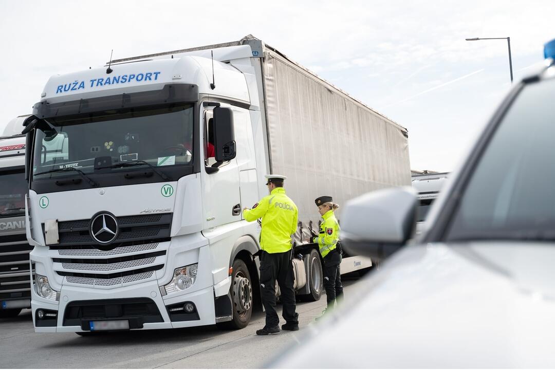 FOTO: Polícia prichytila pri kontrole v bratislavskej automobilke opitého vodiča, foto 6