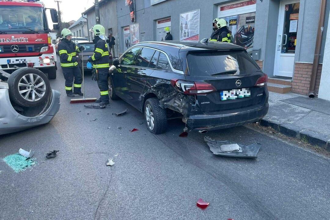 FOTO: V Stupave sa pri nehode auto prevrátilo na strechu, zasahovať museli hasiči, foto 1