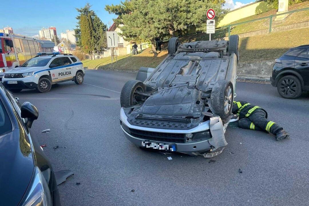 FOTO: V Stupave sa pri nehode auto prevrátilo na strechu, zasahovať museli hasiči, foto 2