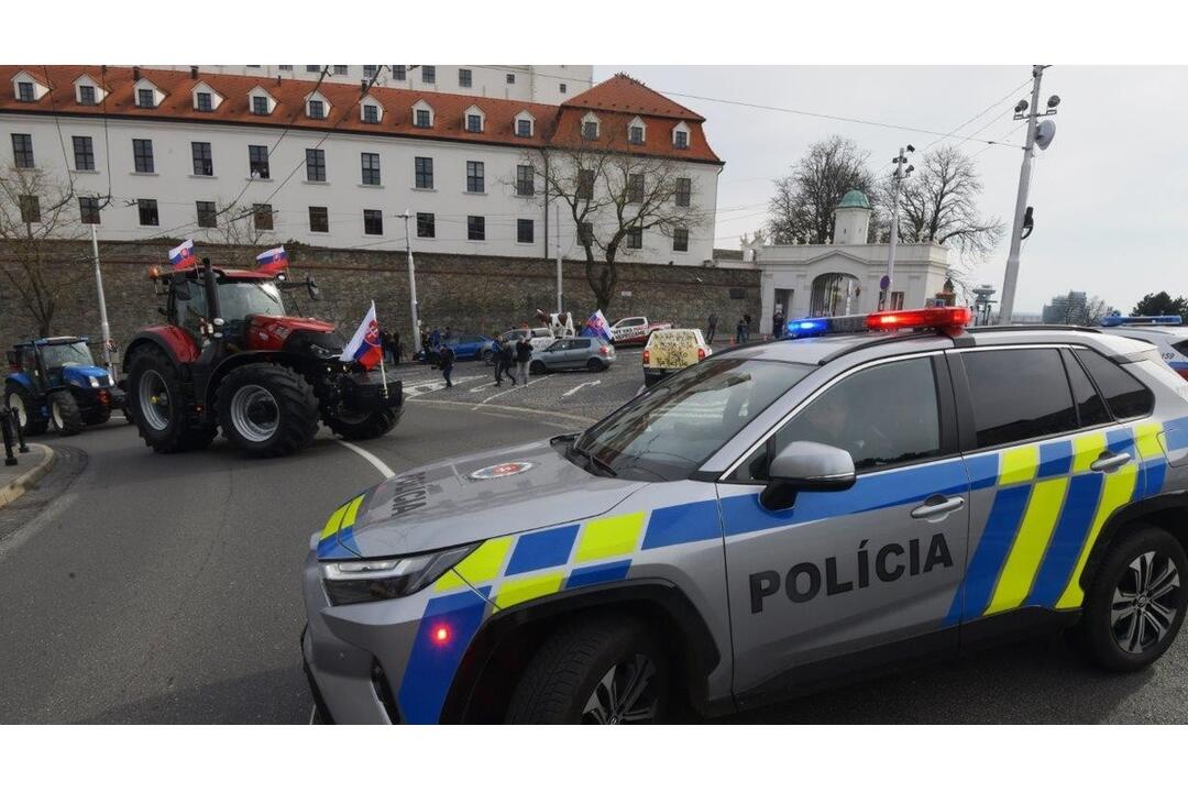 FOTO: Bratislavská polícia dohliadala na protestnú jazdy poľnohospodárov po meste, foto 3