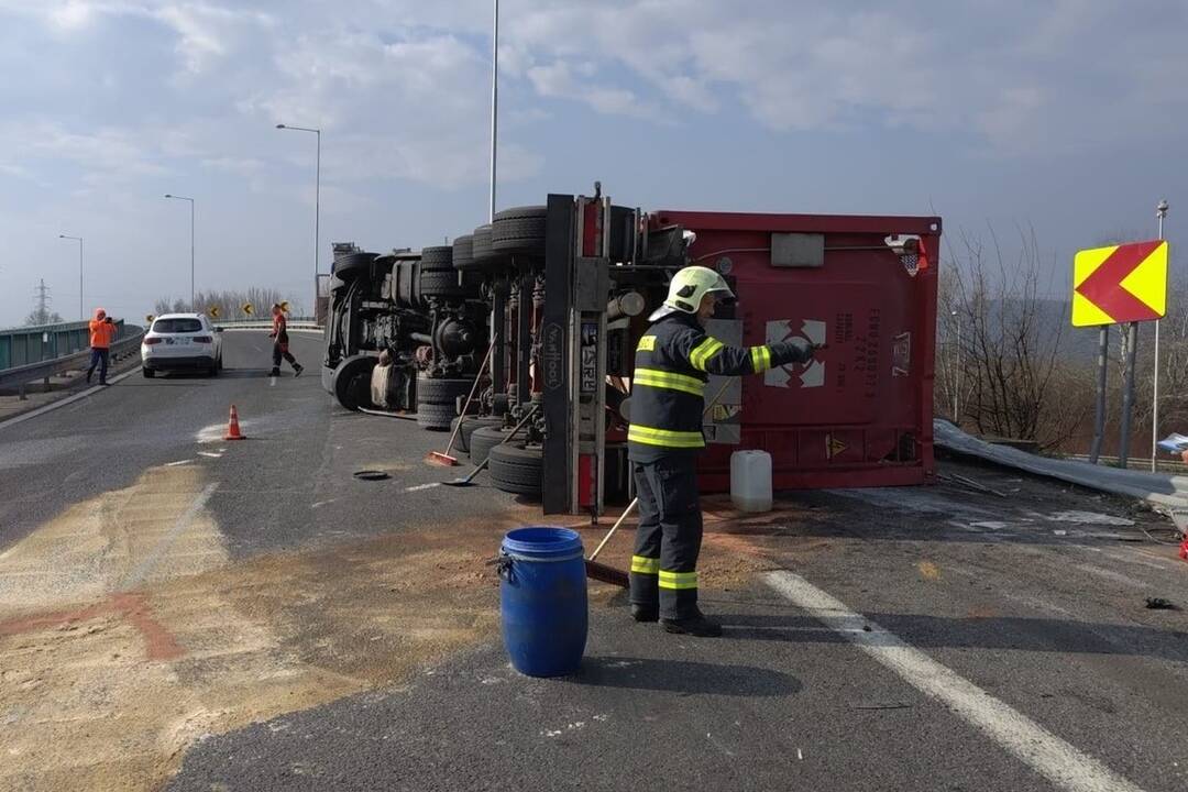 FOTO: V Bratislave na výjazde z D1 na D2 pri Inchebe sa prevrátil kamión, foto 2