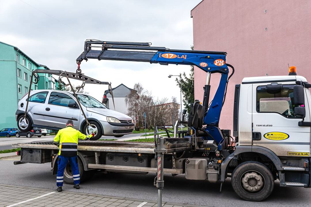 FOTO: Pezinok odstraňuje autovraky v meste, foto 1