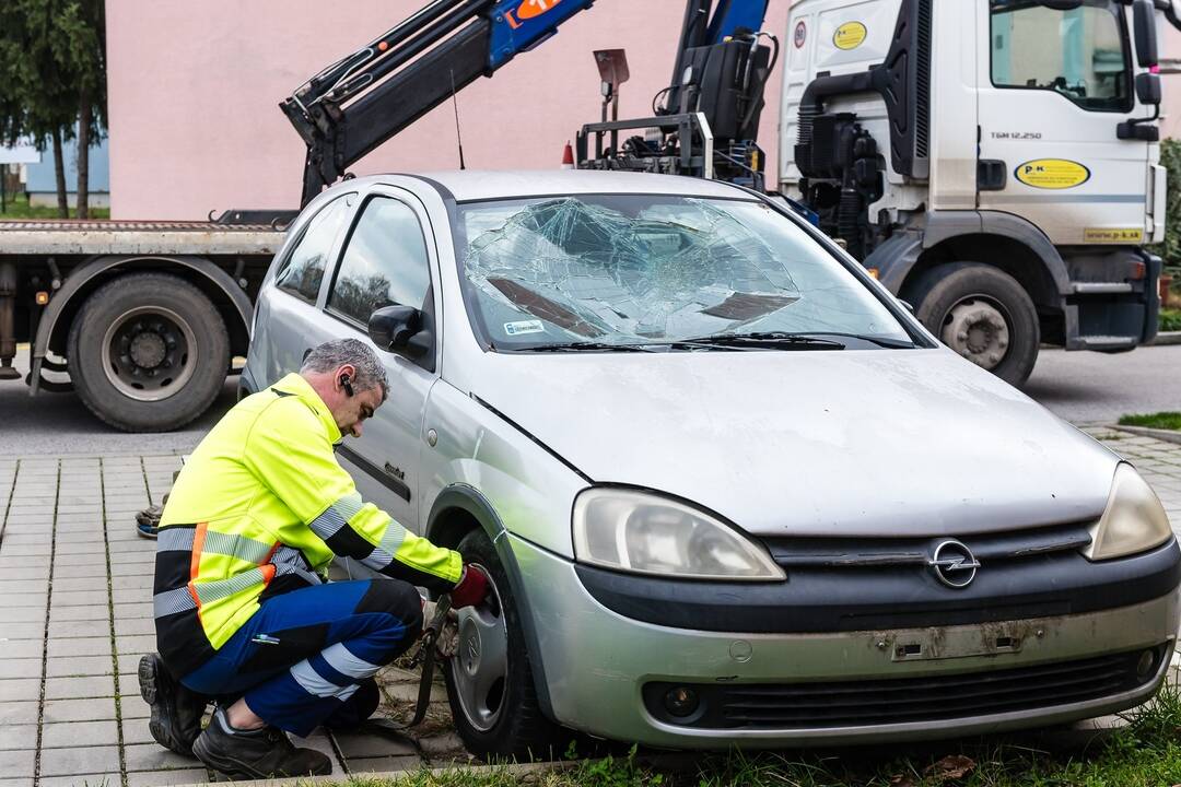 FOTO: Pezinok odstraňuje autovraky v meste, foto 4