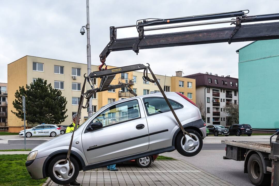 FOTO: Pezinok odstraňuje autovraky v meste, foto 7