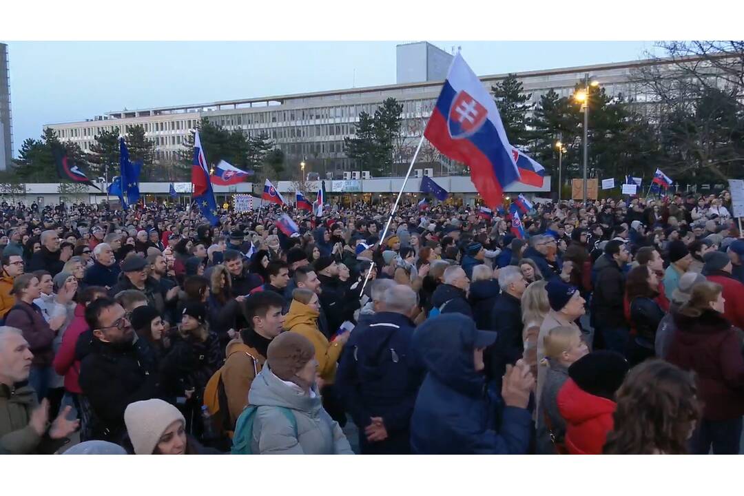 FOTO: Na zhromaždenie Ivana Korčoka v Bratislave prišlo viac ako 10-tisíc ľudí, foto 1