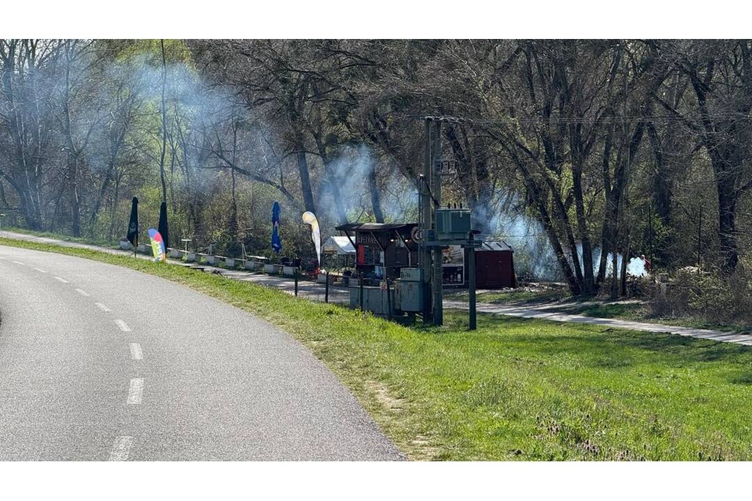 FOTO: Bufetár na petržalskej hrádzi podľa svedka zadymuje okolie už tri dni, foto 2