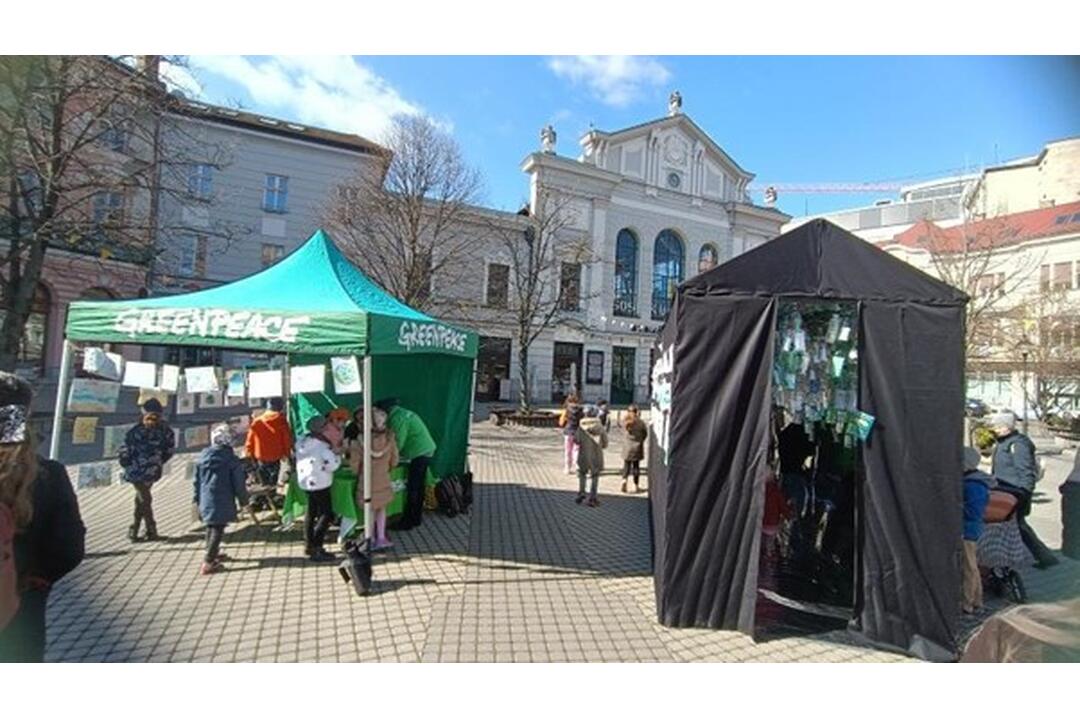 FOTO: Tunel z plastových fliaš pred tržnicou v Bratislave, foto 1