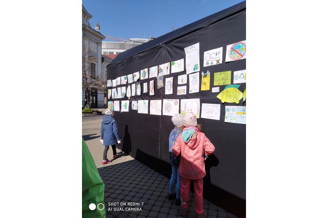 FOTO: Tunel z plastových fliaš pred tržnicou v Bratislave, foto 3