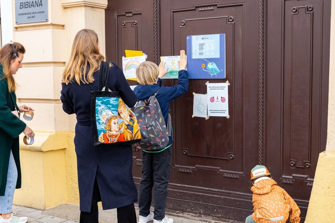 FOTO: Na vstupných dverách Bibiany sú nalepené detské kresby a odkazy, foto 3