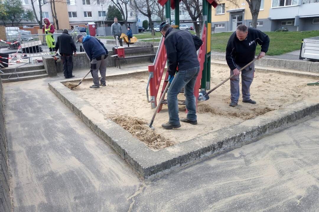 FOTO: Pred Veľkou nocou vykonali v Dúbravke údržbové práce, foto 5