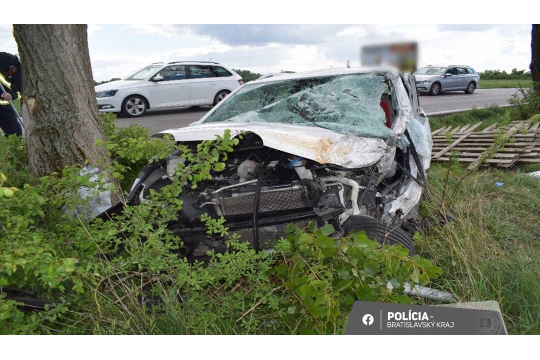 FOTO: Zrážka dodávky a osobného auta v Chorvátskom Grobe. Vodička skončila v nemocnici, foto 2