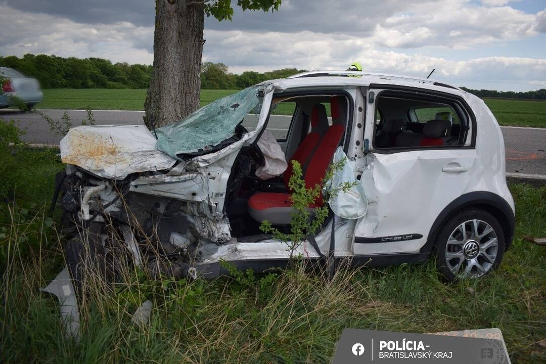 FOTO: Zrážka dodávky a osobného auta v Chorvátskom Grobe. Vodička skončila v nemocnici, foto 3