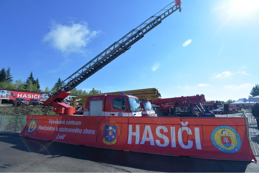 FOTO: Zábery ako z akčného filmu. Hasiči si trénovali hasenie áut v uzavretom priestore, foto 1