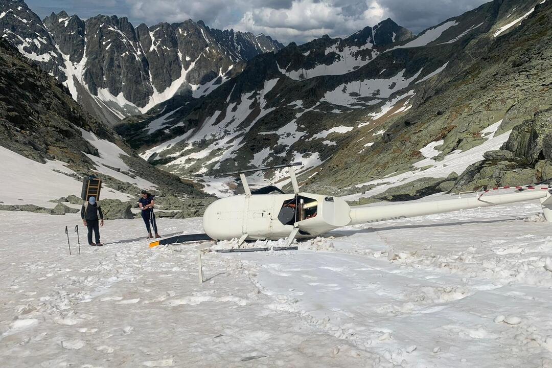 FOTO: Vrtuľník, ktorý na Rysoch havaroval, vozil aj Filipa Kuffu. Posádka bola po nehode celá od medu, foto 3