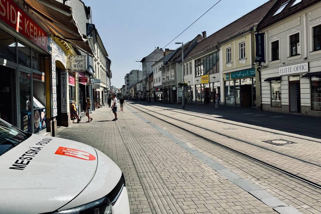 FOTO: Mužovi na Obchodnej ulici zachránili život. Spolupráca záchranárov a policajtov je ukážková, foto 1