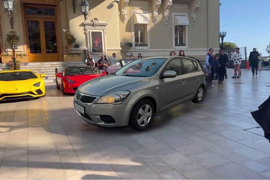 FOTO: Bratislavčan predáva Kiu svojsky. Auto údajne predbehlo Paula Walkera, foto 5