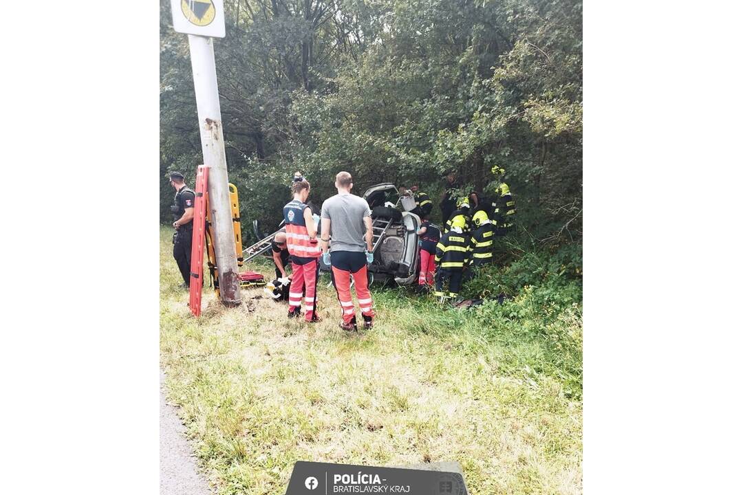 FOTO: Nehoda na Patrónke. Havarovalo auto mestskej polície, foto 2