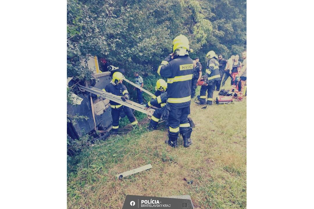 FOTO: Nehoda na Patrónke. Havarovalo auto mestskej polície, foto 4