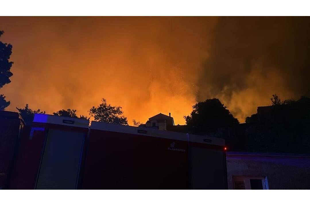 FOTO: Požiar v Chorvátskom meste Tučepi, zasahujú stovky hasičov, foto 3