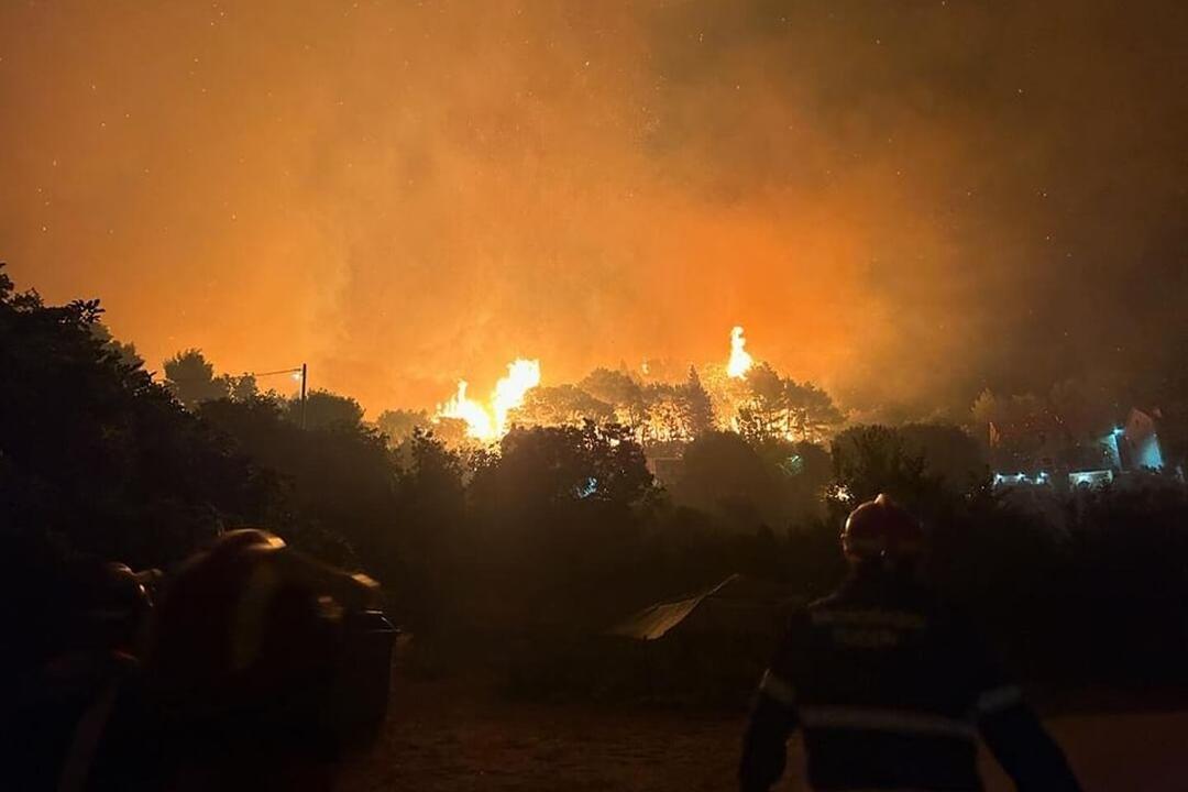 FOTO: Požiar v Chorvátskom meste Tučepi, zasahujú stovky hasičov, foto 4