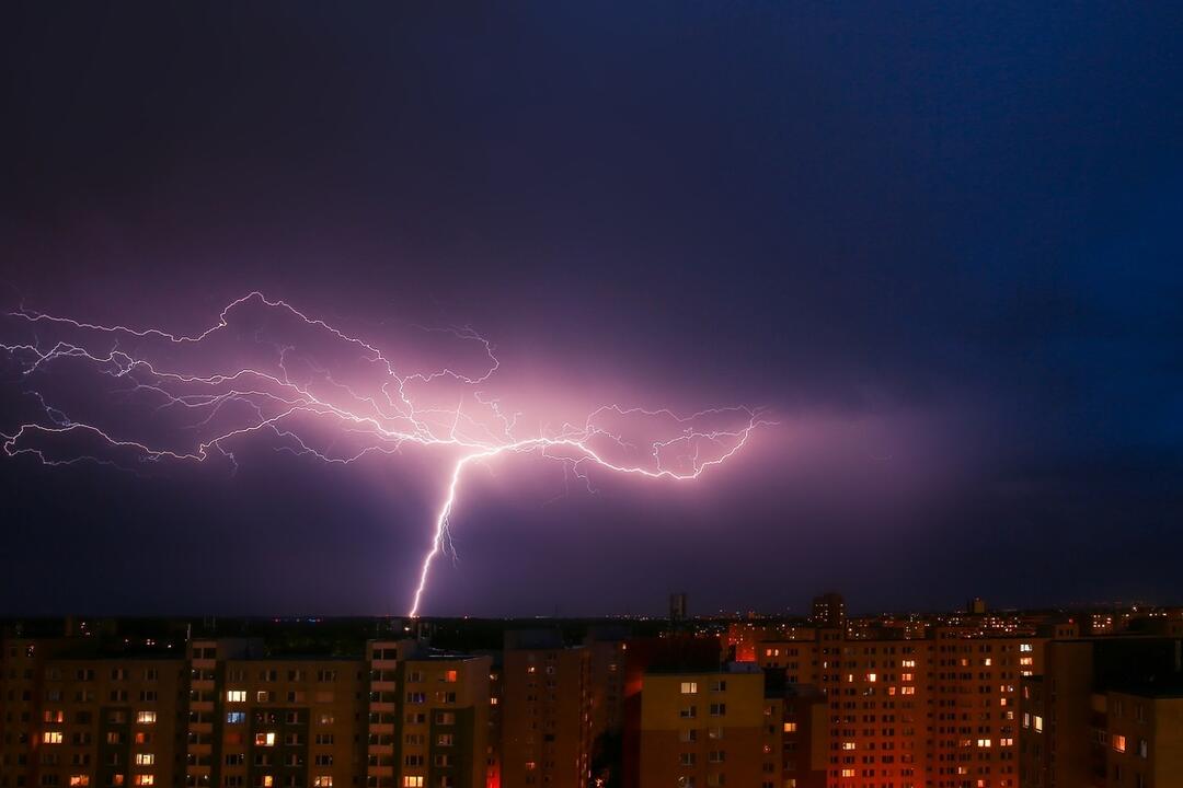 FOTO: Bratislavčanovi sa podarilo zachytiť bleskové divadlo na oblohe, foto 4