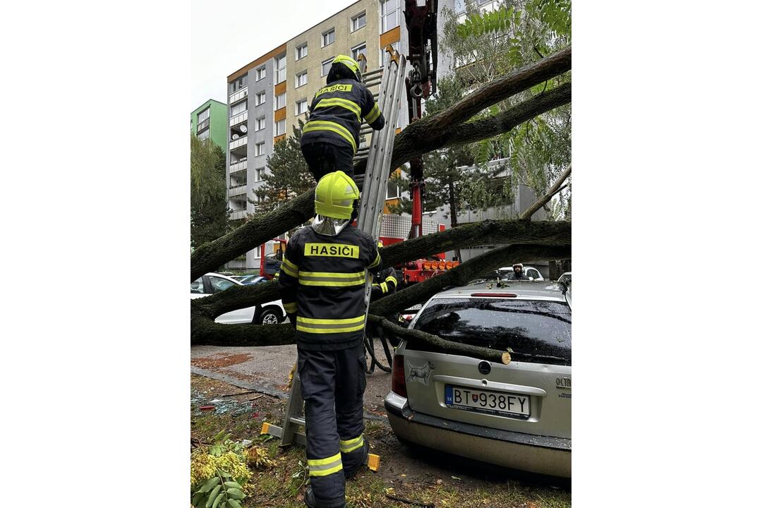 FOTO: Zásahy hasičov po extrémnom počasí v Lamači, foto 1