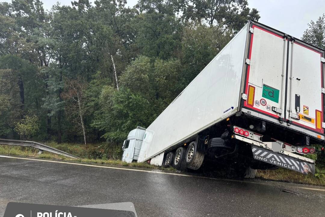 FOTO: Na D2 narazil kamión do stromu, skončil zapadnutý mimo cesty, foto 1