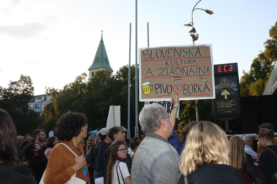 FOTO: Kultúrny štrajk v Bratislave. Na pódiu vystúpil aj Tomáš Maštalír, foto 11